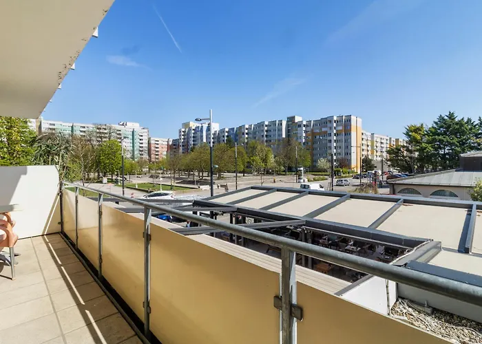 1 Min To Metro I Balcony I 20 Min To Inner *